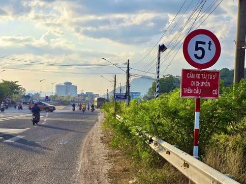 Do cầu Sông Chùa cũ hư hỏng, xuống cấp nên từ tháng 8/2025, UBND phường Tuy Hòa đã lắp đặt biển báo nghiêm cấm tất cả xe ô tô có tải trọng từ 5 tấn trở lên.