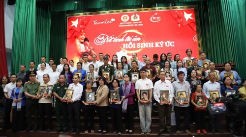 Đại biểu cùng người thân, gia đình liệt sĩ.