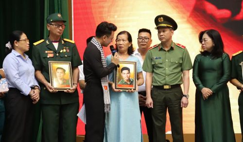 Người thân, gia đình liệt sĩ chia sẻ cảm xúc khi nhận tấm di ảnh liệt sĩ.