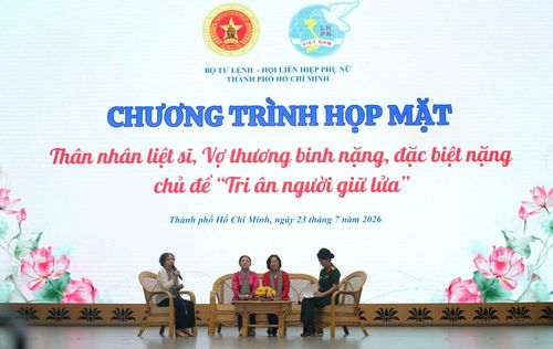 Ba tấm gương vợ thương binh nặng giao lưu đầy xúc động với những câu chuyện đời thường nhưng vô cùng phi thường.