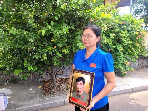Cô Dương Thị Chung cùng tấm di ảnh của người cha - Liệt sĩ Dương Đức Bổ.