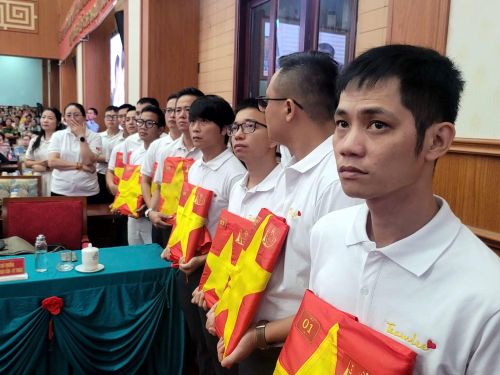 Các thành viên Team Lee với những di ảnh liệt sĩ được phục dựng.