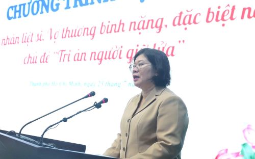 Phó Bí thư Thành ủy TP Hồ Chí Minh Văn Thị Bạch Tuyết chia sẻ tại chương trình.
