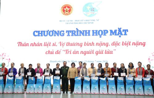Trao tặng quà cho thân nhân, gia đình liệt sĩ, thương binh.