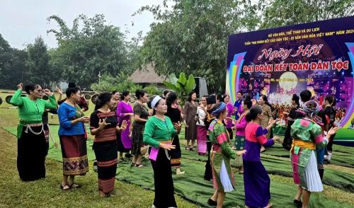 Bà con tham gia Ngày hội đại đoàn kết dân tộc.