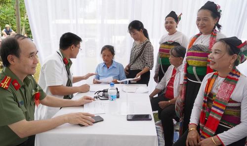 Cán bộ Công an khám chữa bệnh miễn phí cho người dân.