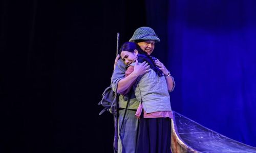 Cảnh trong vở "Con đò của mẹ".