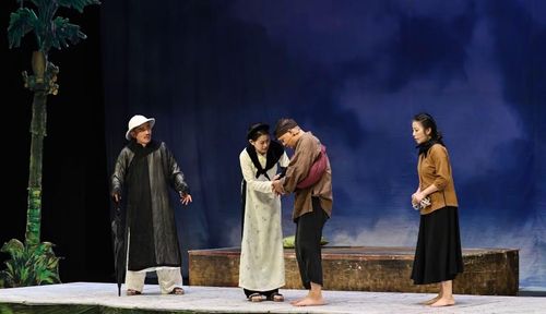 Các diễn viên của Nhà hát Kịch CAND sẽ biểu diễn "Con đò của mẹ" phục vụ khán giả tại Ninh Bình.