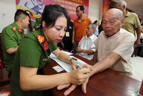 Cán bộ, chiến sĩ hướng dẫn thân nhân liệt sĩ tiến hành lấy mẫu ADN.
