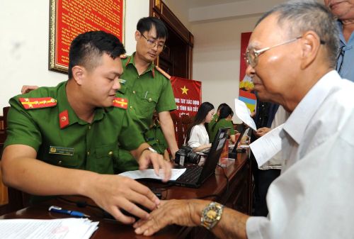 Thân nhân liệt sĩ được cán bộ, chiến sĩ Công an tận tình hướng dẫn thực hiện các bước lấy mẫu.