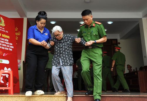 Lực lượng đoàn viên thanh niên Công an tỉnh hỗ trợ người già yếu đến địa điểm lấy mẫu.