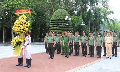 Đoàn đại biểu dâng hoa tại Khu Di tích lịch sử Công an nhân dân. 