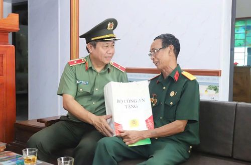 Thừa ủy quyền, Thiếu tướng Nguyễn Đức Thuận, Giám đốc Công an tỉnh Tuyên Quang trao quà của Đảng ủy Công an Trung ương - Bộ Công an tới các gia đình chính sách, người có công với cách mạng.