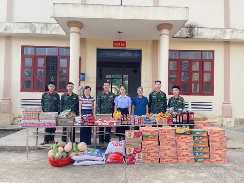 Xã Phục Hòa (Cao Bằng) tặng quà lực lượng thi công trường nội trú liên cấp.