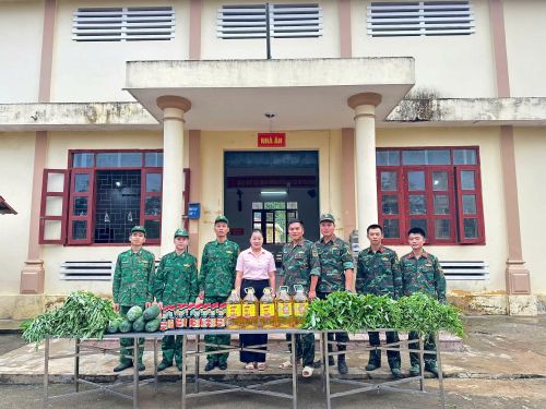 Những món quà nghĩa tình người dân địa phương gửi tặng lực lượng thi công trường nội trú liên cấp.