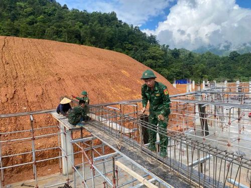 Cán bộ, chiến sĩ Đồn Biên phòng cửa khẩu Pác Bó hỗ trợ các tổ thi công hoàn thiện từng hạng mục.