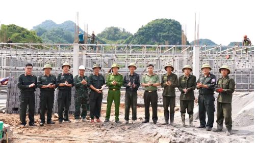 Đại tá Đoàn Hồng Hiệu, Phó Giám đốc Công an tỉnh thăm hỏi, động viên cán bộ, chiến sĩ đang thực hiện nhiệm vụ tại công trường xây dựng điểm trường.