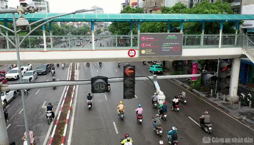 Màn hình LED điện tử tại nút giao Trần Khát Chân - Võ Thị Sáu (Hà Nội) hiển thị tình trạng giao thông và gợi ý lộ trình cho người tham gia.