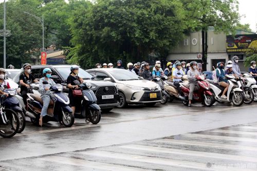 Hệ thống màn hình LED điện tử được lắp đặt trước nút giao, giúp người tham gia giao thông theo dõi thông tin trong thời gian chờ tín hiệu đèn.