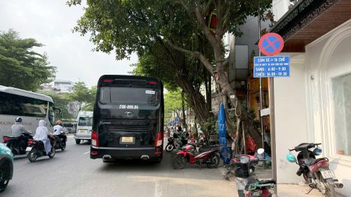Việc dừng đỗ các phương tiện kích thước lớn không đúng nơi quy định, đặc biệt trong giờ cao điểm, không chỉ gây ùn tắc mà còn tiềm ẩn nguy cơ mất ATGT nhưng không hề bị lực lượng chức năng xử lý.