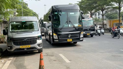 Nhiều phương tiện có kích thước lớn xếp hàng 2, chiếm dụng một phần lòng đường, khiến dòng xe phía sau phải di chuyển chậm hoặc chuyển làn đột ngột. Trong đó, phần lớn hành khách trên các xe này là người nước ngoài, di chuyển theo tour du lịch, lưu trú tại khu vực phố cổ.