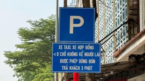 Khu vực cho phép xe taxi, hợp đồng trên 8 chỗ không kể người lái được dừng đón trả khách trong vòng 3 phút.