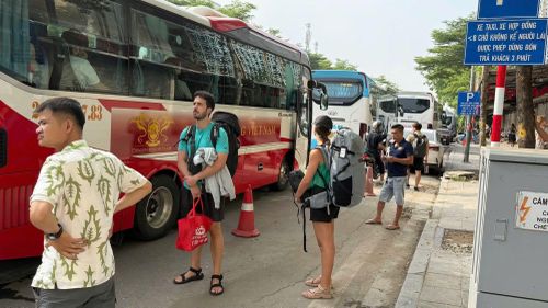 Nhiều du khách cảm thấy rất bất tiện khi phải vội vã với lịch trình của tour vào sáng sớm.