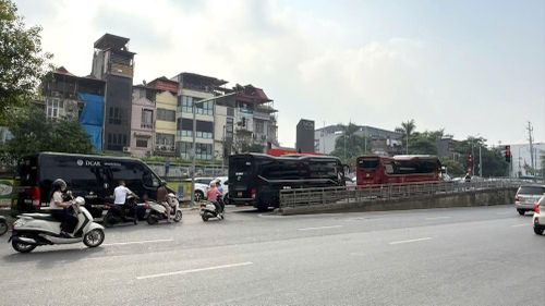 Xe xếp hàng dài sau khi đón khách và bắt đầu hành trình của tour.