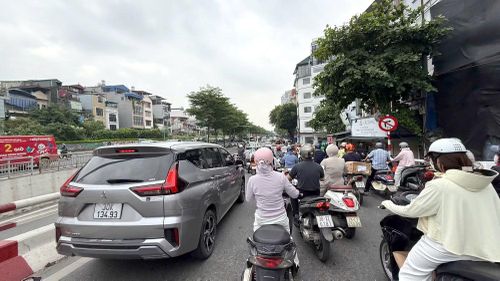Nhiều ngày nay, lượng xe khách đón khách đỗ dài trên phố Trần Nhật Duật, Trần Quang Khải khiến cho người tham gia giao thông từ vòng xoay cầu Chương Dương hướng đi về Nhà hát Lớn gặp không ít khó khăn.
