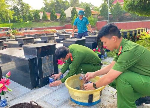 Đoàn viên Công an xã Phủ Thông chăm sóc, chỉnh trang Nghĩa trang liệt sĩ Bắc Kạn.