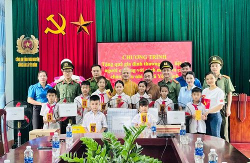 Phòng An ninh nội địa, Công an tỉnh Thái Nguyên thăm, tặng quà các gia đình thương binh, liệt sĩ, gia đình có công với cách mạng trên địa bàn xã Yên Bình.