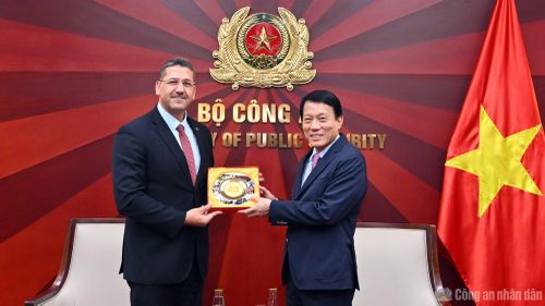 Bộ trưởng Lương Tam Quang tặng quà lưu niệm Đại sứ Shadi Abu Zarqa.