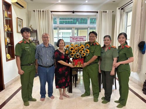 Thượng tá Nguyễn Bá Chương - Trưởng Công an phường Tân Mỹ và cán bộ Công an phường thăm hỏi, tặng quà Anh hùng LLVTND, Đại tá Nguyễn Thị Minh Hiền.