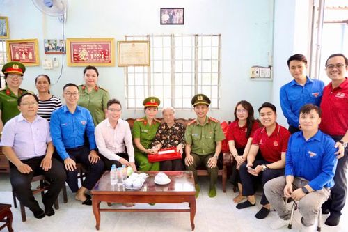 Đoàn công tác đến thăm hỏi, trao tặng phần quà tình nghĩa tới Mẹ Việt Nam Anh hùng Nguyễn Thị Hảnh.