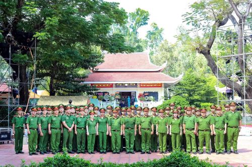 Đoàn cán bộ, chiến sĩ Phòng Cảnh sát Thi hành án hình sự và Hỗ trợ tư pháp Công an TP Hồ Chí Minh trước Nhà quàn hài cốt liệt sĩ tại Công viên Văn hóa Lê Thị Riêng.