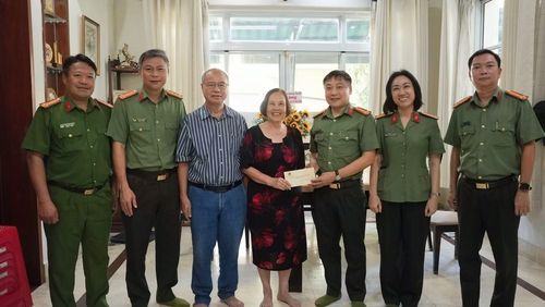 Thượng tá Phan Huy Văn, Phó Giám đốc Công an Thành phố cùng lãnh đạo các phòng nghiệp vụ, Công an phường Tân Mỹ thăm hỏi, tặng quà Anh hùng LLVTND, Đại tá Nguyễn Thị Minh Hiền.