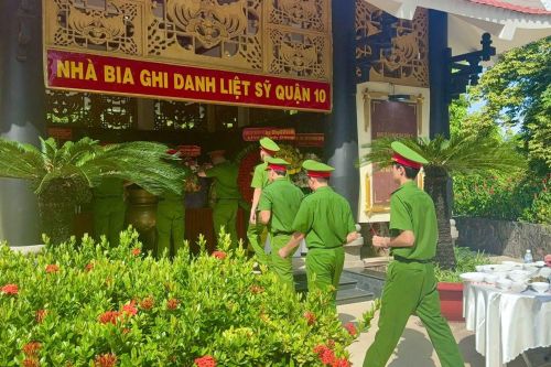 Đoàn cán bộ, chiến sĩ Phòng Cảnh sát Thi hành án hình sự và Hỗ trợ tư pháp Công an TP Hồ Chí Minh dâng hoa, dâng hương tưởng niệm Cố Tổng Bí thư Trần Phú, các Anh hùng liệt sĩ tại Công viên Văn hóa Lê Thị Riêng.
