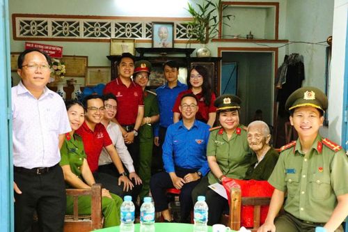 Đoàn công tác đến thăm hỏi, trao tặng phần quà tình nghĩa tới Mẹ Việt Nam Anh hùng Đặng Thị Đậm.
