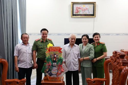 Trung tướng Mai Hoàng cùng bà Nguyễn Trần Phượng Trân, Bí thư Đảng ủy, Chủ tịch HĐND phường Tam Bình trao tặng phần quà cho ông Nguyễn Văn Xướng.