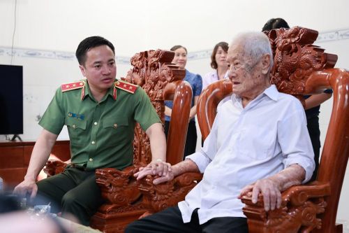 Trung tướng Mai Hoàng ân cần thăm hỏi sức khỏe ông Nguyễn Văn Xướng.