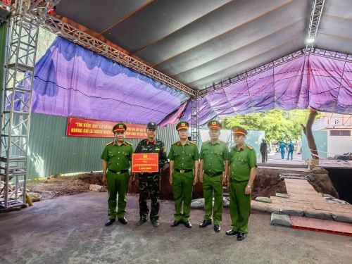 Đơn vị trao tặng nhiều phần quà tri ân đến lực lượng đang làm nhiệm vụ quy tập hài cốt liệt sĩ tại Công viên Văn hóa Lê Thị Riêng.