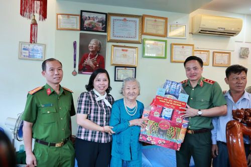 Trung tướng Mai Hoàng cùng chính quyền địa phương phường Hiệp Bình trao tặng phần quà ý nghĩa của Thành ủy, HĐND, UBND và Ủy ban MTTQ Việt Nam TP Hồ Chí Minh cho Bà mẹ Việt Nam Anh hùng Trần Thị Tư.