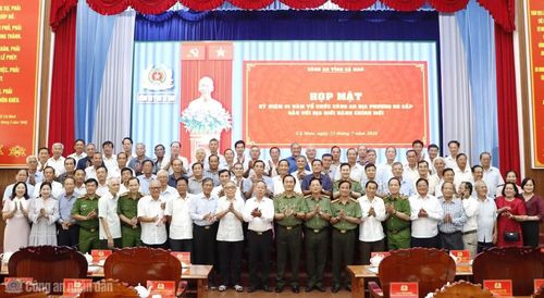 Ban Giám đốc Công an tỉnh chụp ảnh lưu niệm cùng các nguyên lãnh đạo Công an tỉnh, Anh hùng LLVTND, lãnh đạo Hội Cựu CAND tỉnh, nguyên Trưởng phòng, Trưởng Công an cấp huyện qua các thời kỳ.