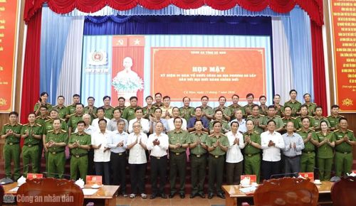 Ban Giám đốc Công an tỉnh, Trưởng các phòng, Trưởng Công an xã, phường chụp ảnh lưu niệm cùng các đồng chí nguyên lãnh đạo Công an tỉnh.