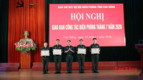 Đại tá Lương Tuấn Long, Chính ủy Bộ đội Biên phòng tỉnh trao Bằng khen của Bộ Tư lệnh Bộ đội Biên phòng cho các tập thể, cá nhân đã có thành tích xuất sắc có thành tích xuất sắc trong đấu tranh phòng, chống tội phạm tổ chức cho người khác xuất cảnh trái phép.