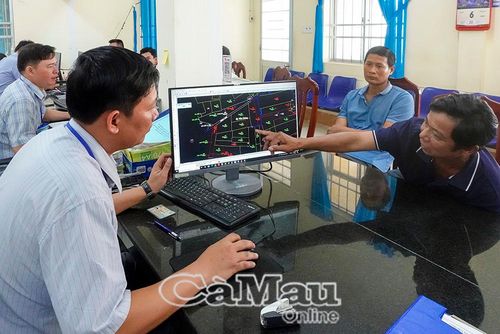 Ông Võ Văn Ken, xã Ninh Thạnh Lợi, thực hiện thủ tục cấp giấy chứng nhận lần đầu thuận lợi nhờ thông tin đất đai đã được chuẩn hóa.
