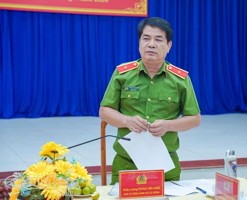 Thiếu tướng Phùng Văn Chiến, Phó Tư lệnh Cảnh sát cơ động, ghi nhận và biểu dương những kết quả đạt được của lực lượng Cảnh sát cơ động Công an tỉnh Cà Mau.