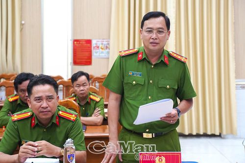 Đại tá Phan Thanh Sơn, Trưởng phòng Cảnh sát cơ động, Công an tỉnh Cà Mau, báo cáo với Đoàn kiểm tra.