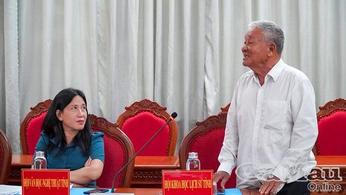 Chủ nhiệm Câu lạc bộ Kể chuyện lịch sử (thuộc Bảo tàng tỉnh) Đỗ Văn Nghiệp trao đổi, góp ý đối với hồ sơ đề nghị đặt tên đường Đông A.
