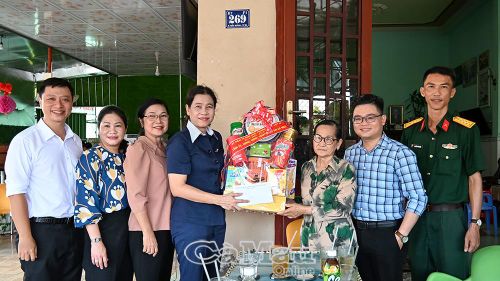 Bí thư Đảng ủy phường Bạc Liêu Tô Việt Thu trao quà tặng thương binh Ngô Thu Hà (Khóm 3).